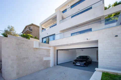 Rent, house, 250m², Budva, Crna Gora - image 11