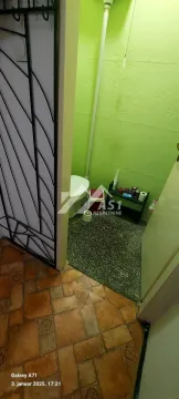 Pogled na kupatilo sa zelenim zidovima i toaletom. - image 10