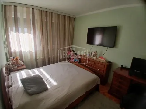 Nameštena spavaća soba sa bračnim krevetom, komodom i televizorom. - image 2