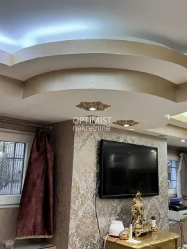 Pogled na deo dnevnog boravka sa TV-om i dekorativnim spuštenim plafonom. - image 6