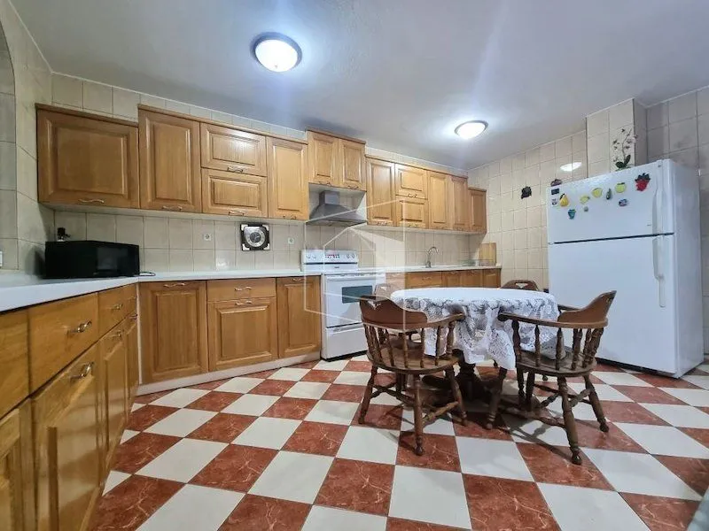 Izdavanje, kuća, 400m², Zlatica, Podgorica