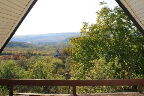 Pogled na prirodu i okolni pejzaž sa terase potkrovlja. - image 3