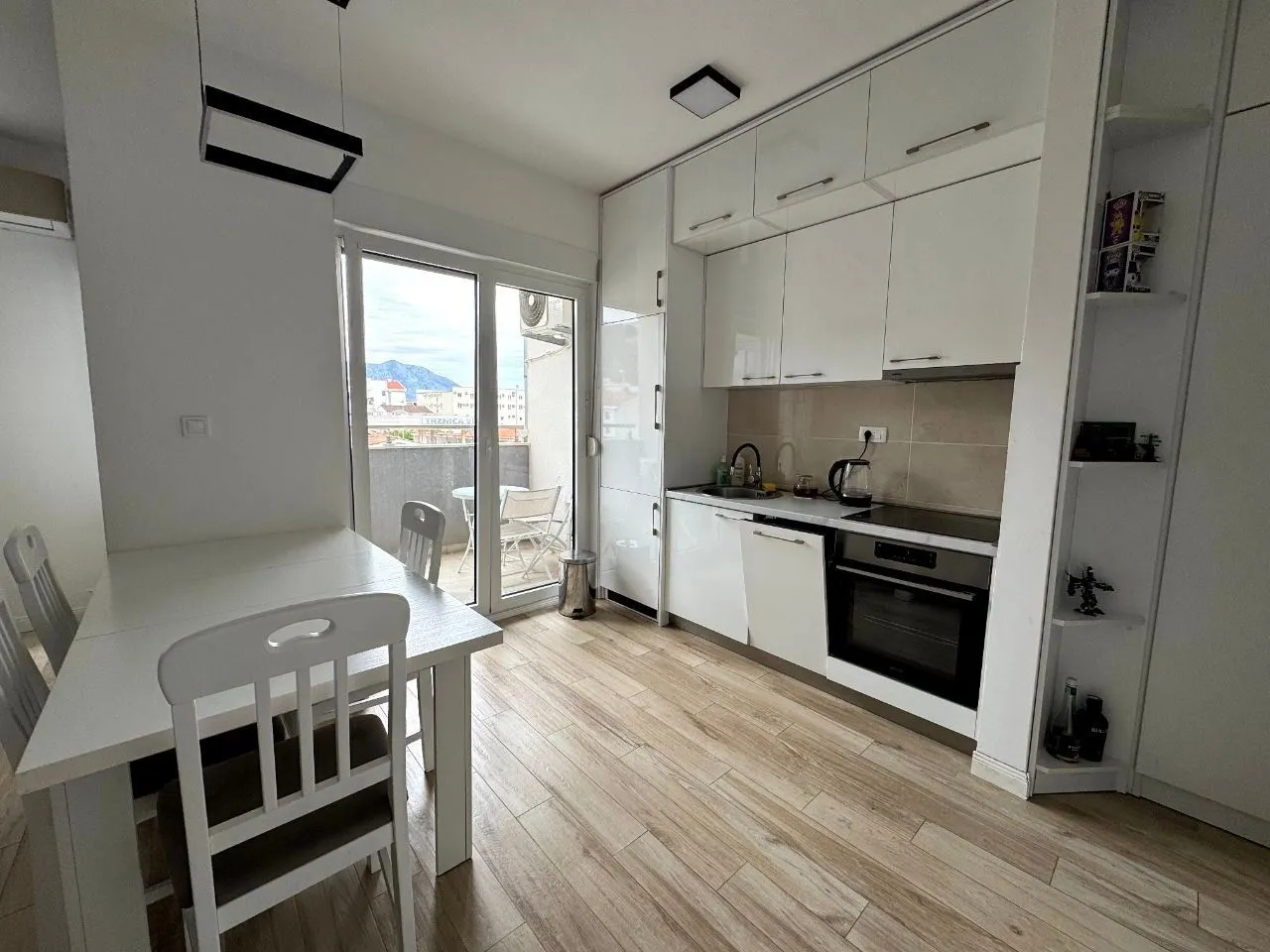 Izdavanje, jednosoban stan, 47m², Budva, Crna Gora