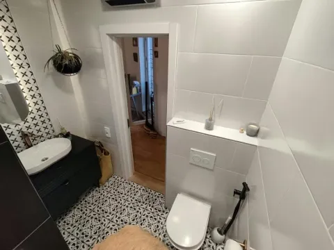 Moderno kupatilo sa umivaonikom, WC šoljom i dekorativnim pločicama. - image 13