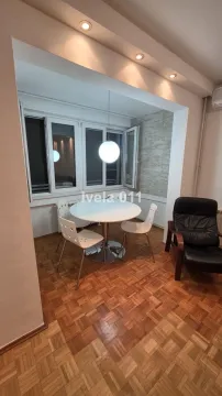 Trpezarijski deo sa stolom i stolicama pored prozora. - image 7