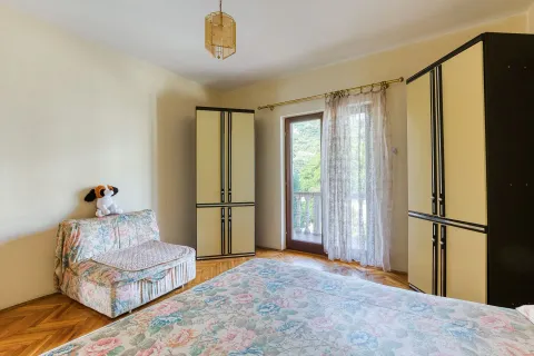 Spavaća soba sa krevetom, garderoberima i izlazom na terasu. - image 40