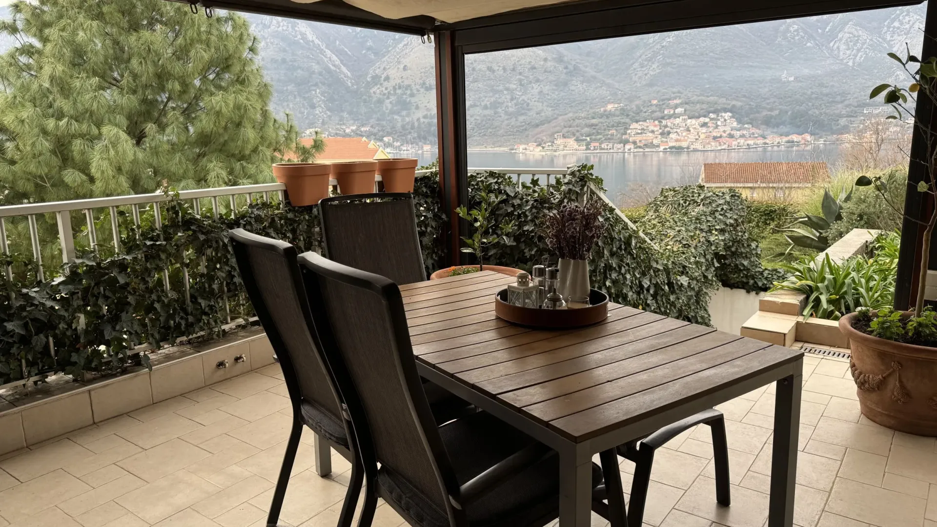 Prodaja, dvosoban stan, 74m², Dobrota, Kotor