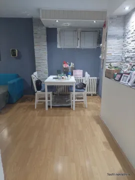 Pogled na trpezarijski sto sa stolicama i deo dnevnog boravka. - image 3