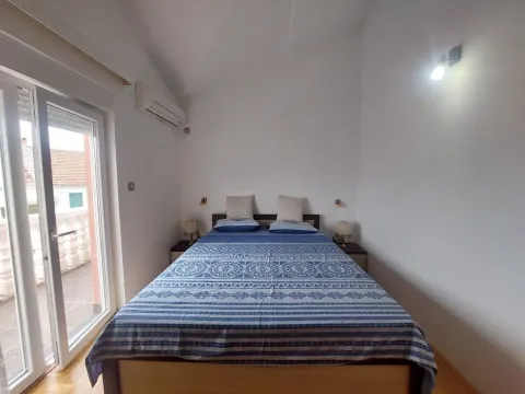 Uredna spavaća soba sa bračnim krevetom i izlazom na terasu. - image 14