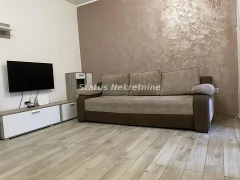 Dnevna soba sa ugaonom garniturom, televizorom i komodom. - image 3