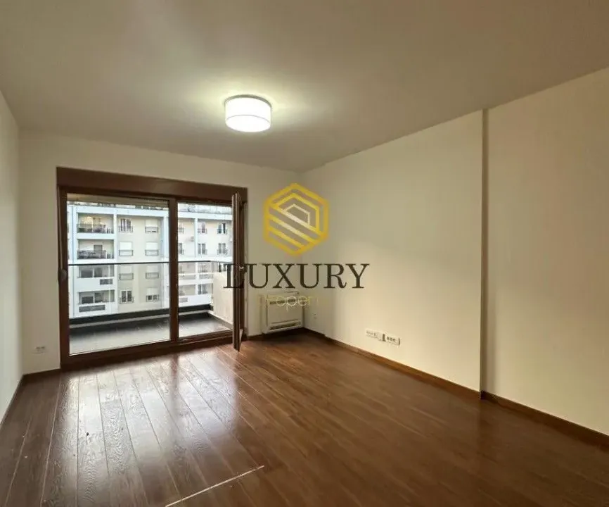 Izdavanje, poslovni prostor, 73m², Master Kvart, Podgorica