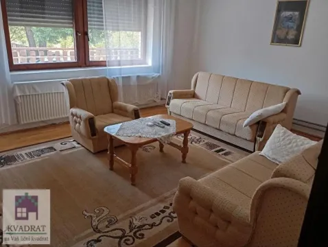 Dnevna soba opremljena garniturom za sedenje i stočićem. - image 5