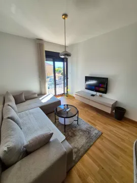 Svijetao dnevni boravak sa garniturom, TV-om i izlazom na terasu. - image 3