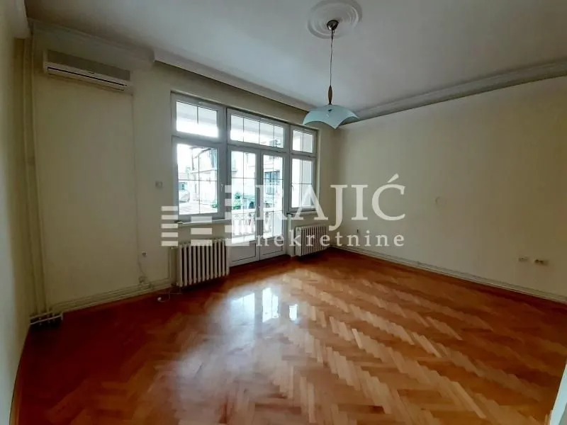 Empty living room with parquet flooring and access to the terrace.