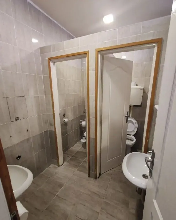 View of the bathroom with tiles and sanitary fixtures.