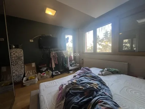 Spavaća soba sa krevetom i prozorima. - image 8