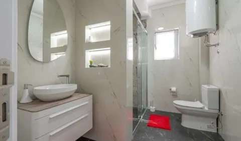 Moderne kupatilo sa umivaonikom, tuš kabinom i toaletom. - image 12