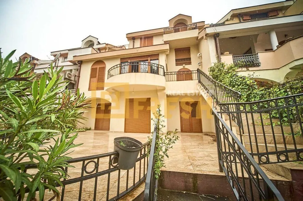 Izdavanje, kuća, 100m², Gorica C, Podgorica