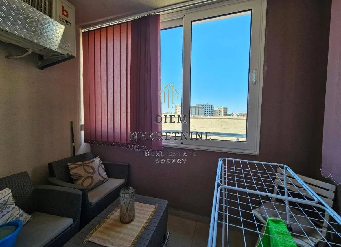 Furnished terrace with seating furniture and a view.