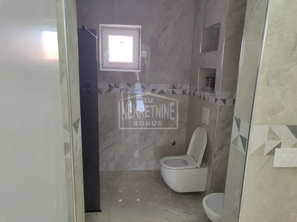 Izdavanje, trosoban stan, 160m², Mali Bajmok, Subotica