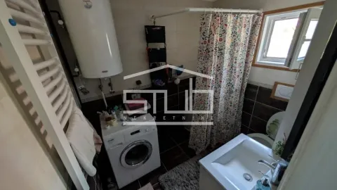Manje kupatilo sa tuš kabinom, umivaonikom i veš mašinom. - image 7
