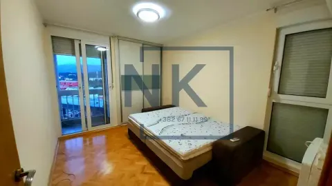 Namještena spavaća soba sa bračnim krevetom, plakarom i izlazom na terasu. - image 6