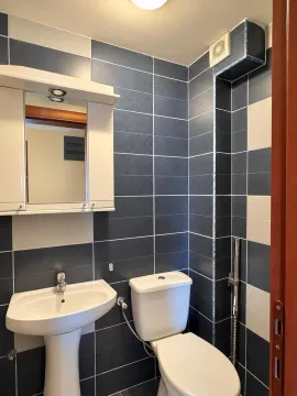 Manje kupatilo sa umivaonikom, WC šoljom i plavo-bijelim pločicama. - image 12