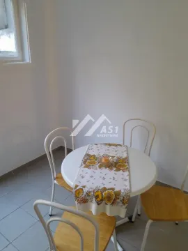 Manji trpezarijski sto sa četiri stolice u uglu prostorije. - image 3