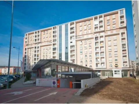 Izdavanje, dvosoban stan, 80m², Blok 6, Podgorica