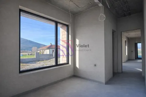 Nezavršena prostorija u izgradnji sa velikim prozorom i pogledom na okolinu. - image 10
