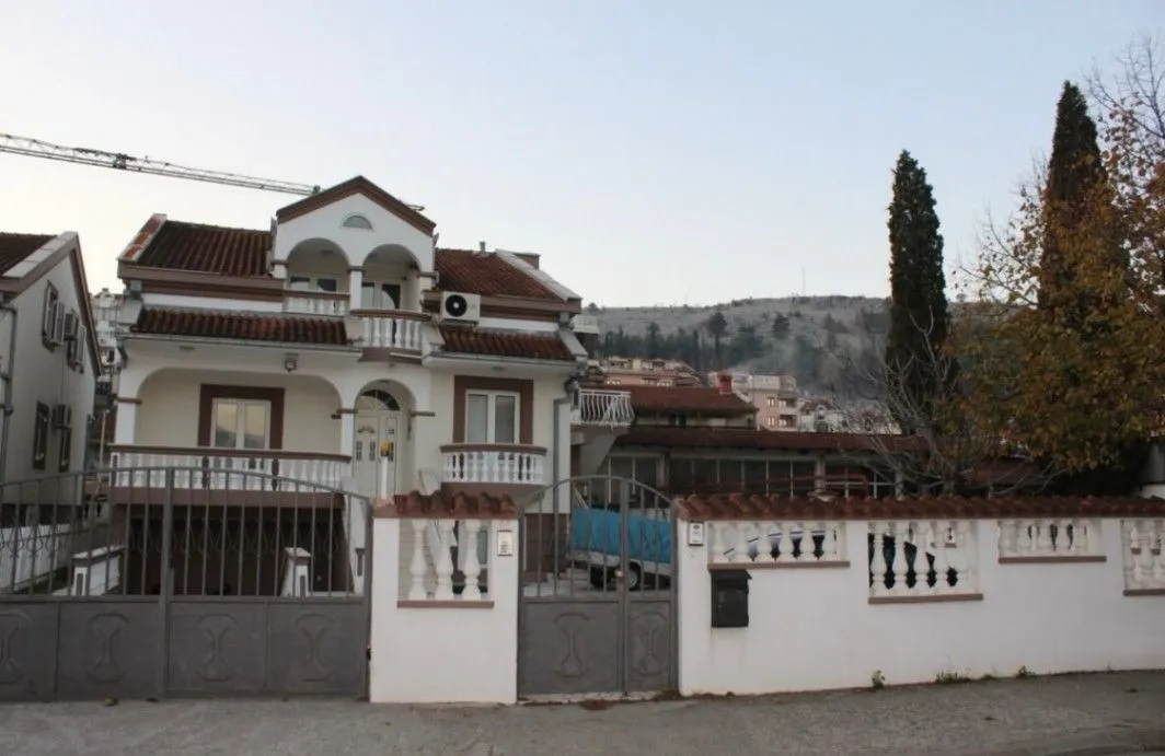 Izdavanje, kuća, 360m², Momišići, Podgorica