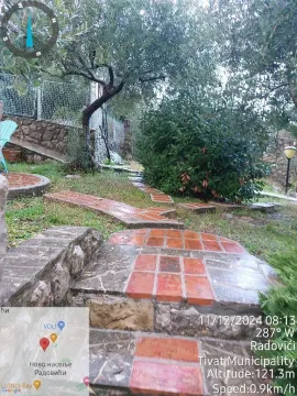 Dvorište sa popločanom stazom, zelenilom i drvećem. - image 5