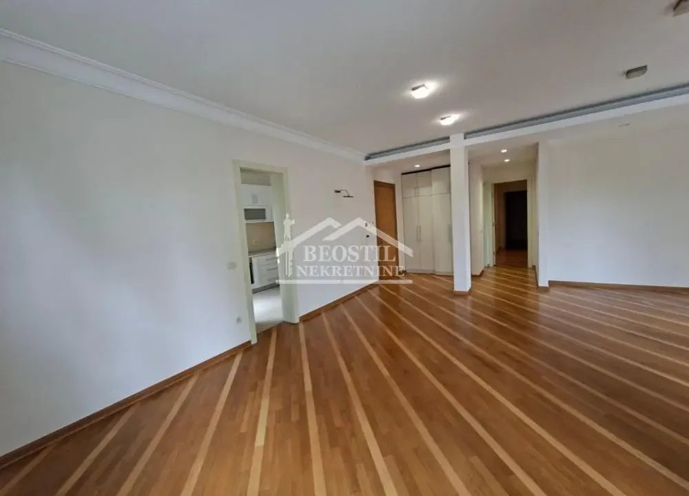 Izdavanje, četvorosoban stan, 125m², Savski Venac, Beograd