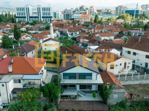 Izdavanje, kuća, 214m², Stara Varoš, Podgorica - image 4