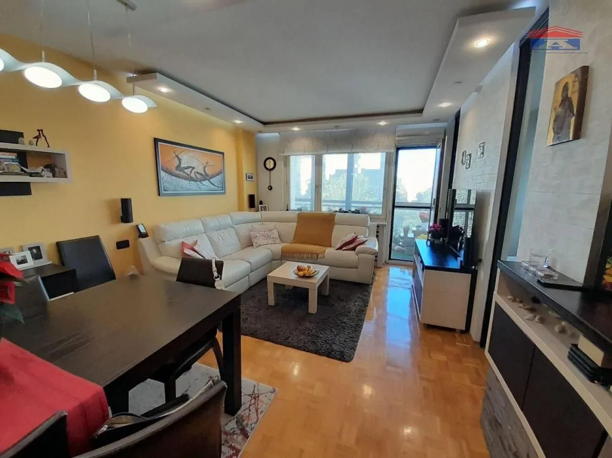 Prodaja, četvorosoban stan, 70m², Bulevar Oslobodjenja, Novi Sad Sve Podlokacije