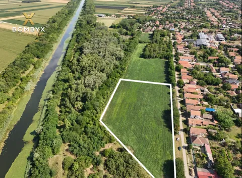 Pogled iz vazduha na građevinsko zemljište pored kanala i naselja. - image 11