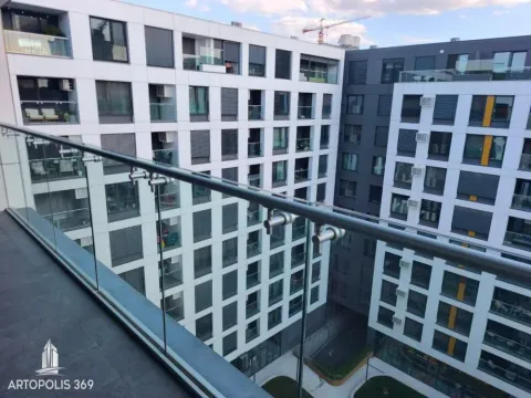 Pogled sa balkona na fasadu moderne stambene zgrade. - image 14