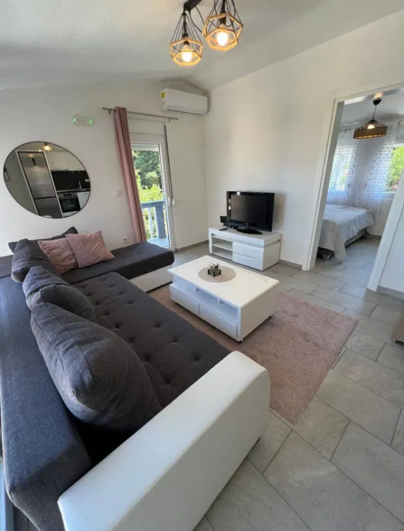 Izdavanje, stan, 44m², Dobre Vode, Bar