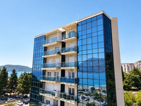 Pogled na modernu stambenu zgradu sa staklenom fasadom i balkonima u blizini mora. - image 17