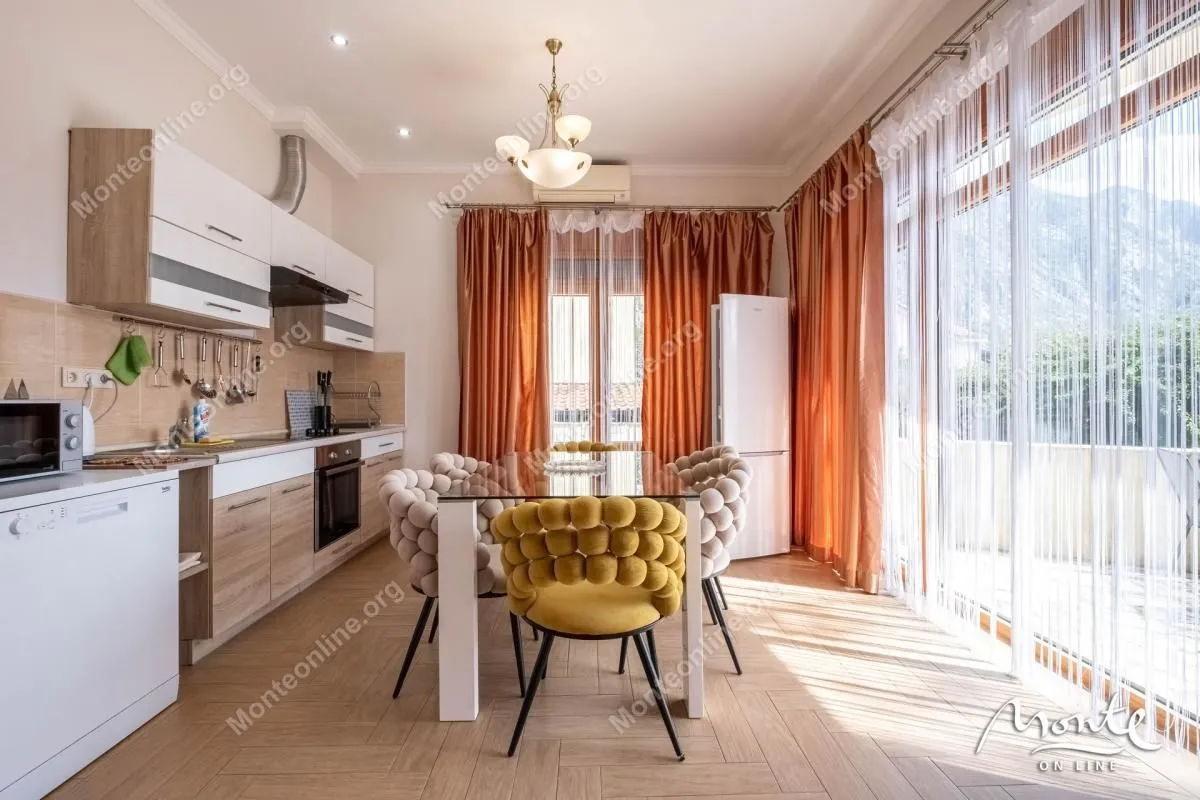 Prodaja, dvosoban stan, 79m², Orahovac, Kotor