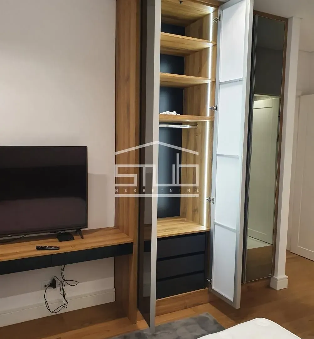Izdavanje, trosoban stan, 88m², Savski Trg, Beograd