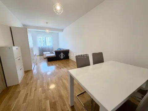 Dnevni boravak sa trpezarijom i garniturom. - image 4