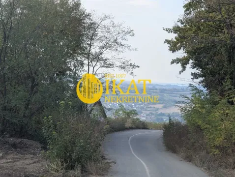 Asfaltni put koji vodi kroz prirodu prema naselju. - image 4