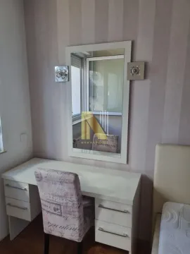 Spavaća soba sa radnim stolom, stolicom i ogledalom na zidu. - image 3