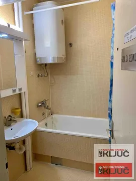 Manje kupatilo sa kadom, umivaonikom i bojlerom na zidu. - image 7