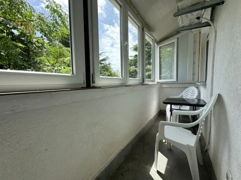 Zastakljeni balkon sa plastičnim stolom i stolicama. - image 5