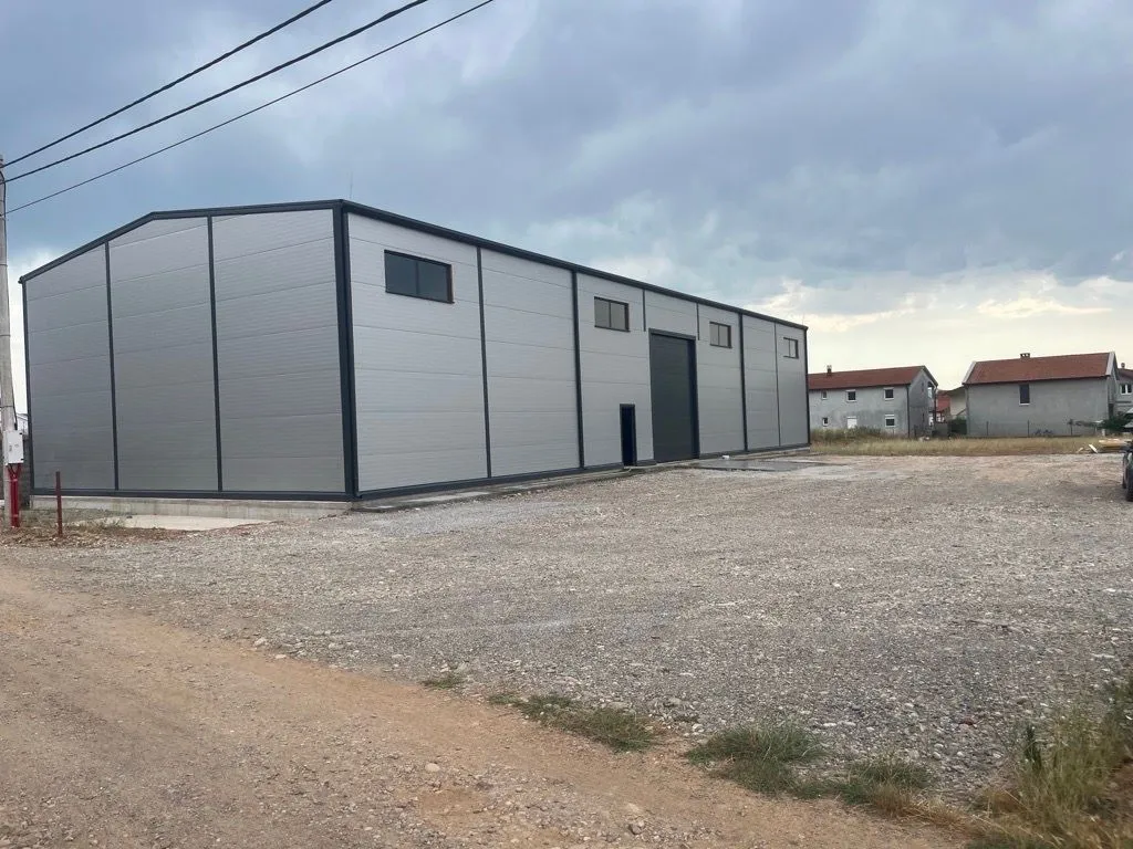 View of a modern prefabricated building with a spacious yard.
