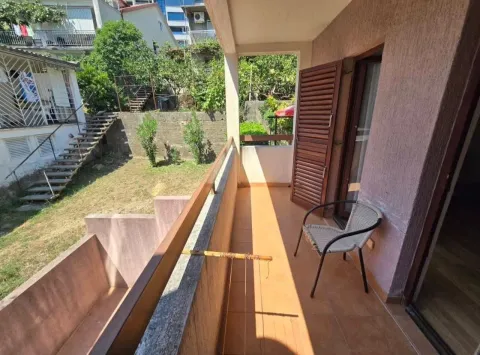 Prostrana natkrivena terasa sa stolicom i pogledom na dvorište. - image 9