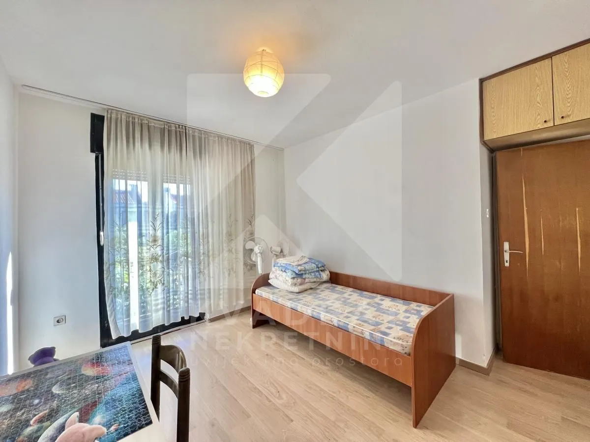 Furnished bedroom with a bed and access to the terrace.
