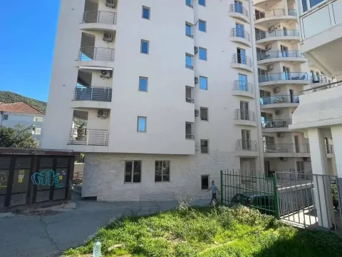 Rent, one bedroom apartment, 45m², Bulevar, Budva - image 18